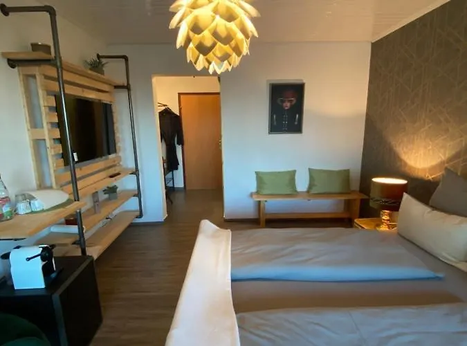 Hotelzimmer mit Bad&Balkon